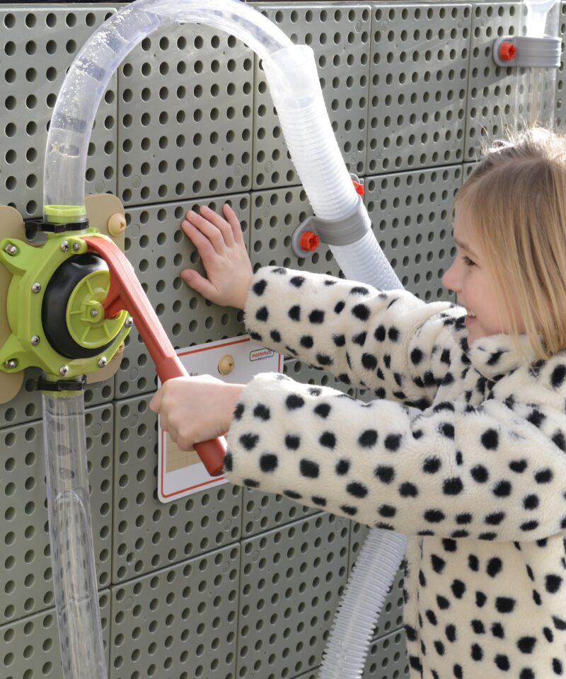 Lapsed mängivad veepumbaga