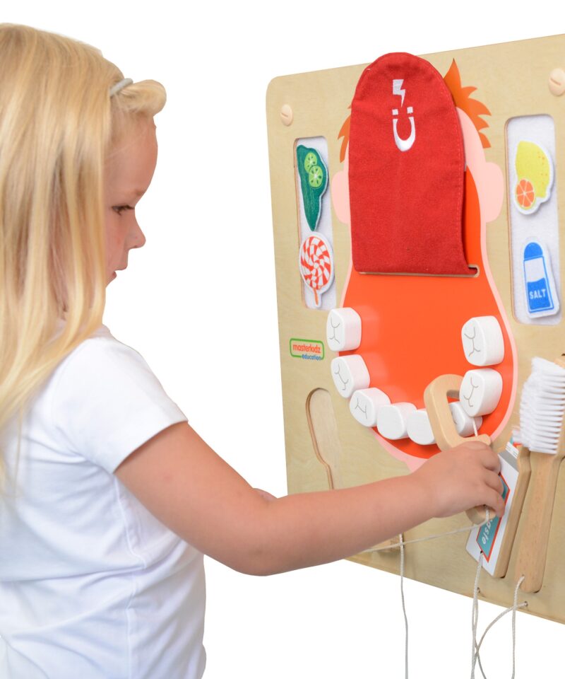 Lastele mõeldud suuhügieeni õppetahvel seinale kinnitatuna