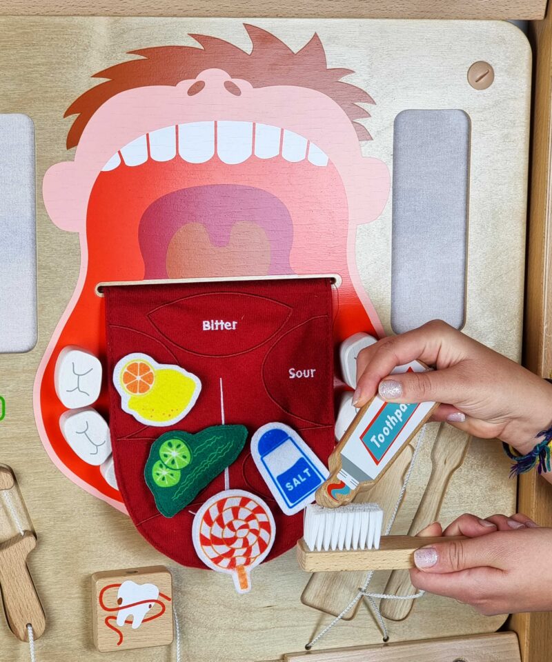 Lapsed mängivad suuhügieeni õppetahvliga