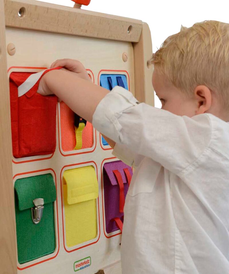 Puidust seinalaud värviliste taskutega