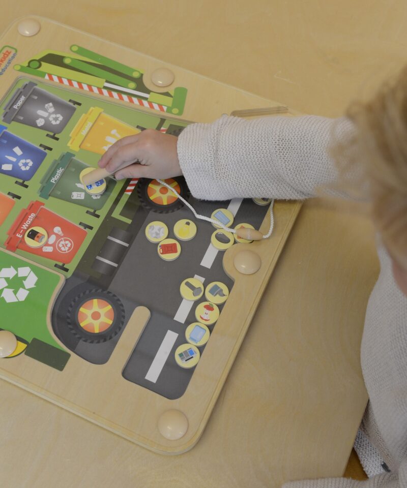 Lapsed mängivad sorteerimismängu