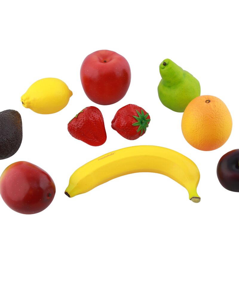 Lapsed mängivad realistlike puuviljadega