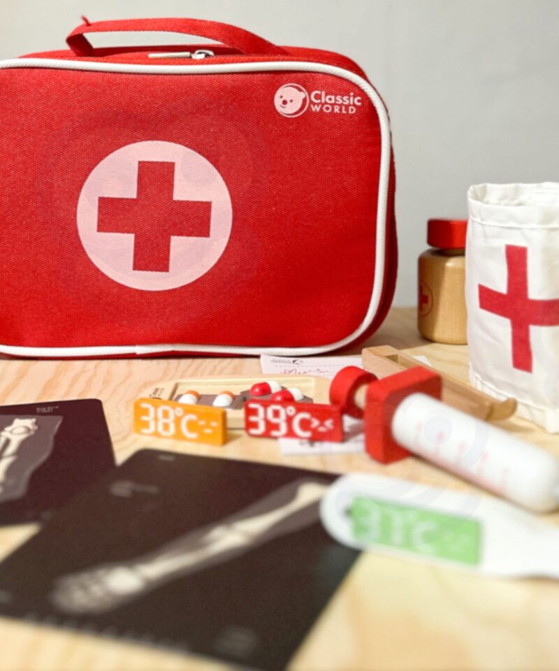 Arstikomplekt koos realistlike tööriistadega