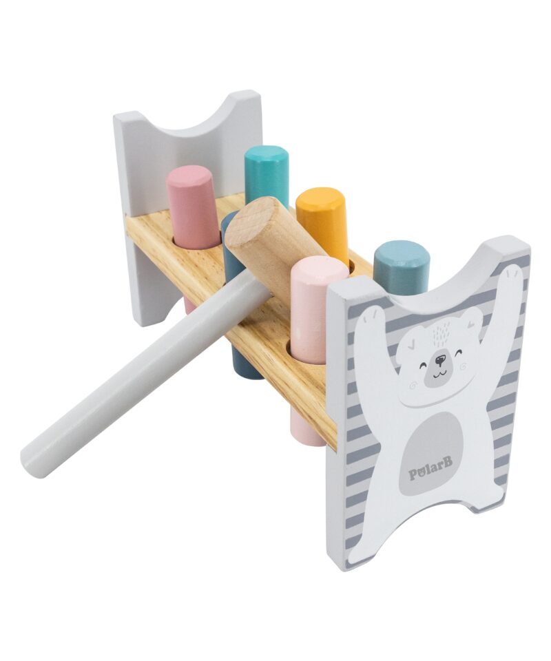 Laps mängib puidust haamrimänguga