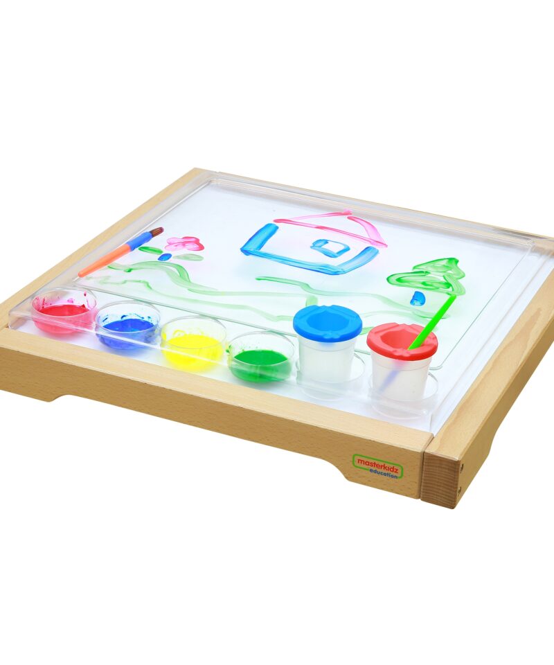 Maalimisalus koos pintslite ja värvidega