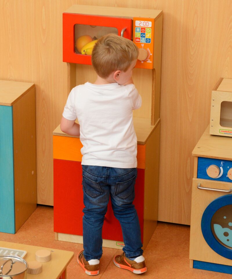 Esteetiline puidust köögiriiul mängutuppa