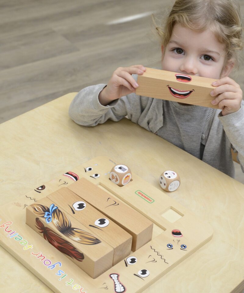 Lapsed mängivad puidust klotsidega