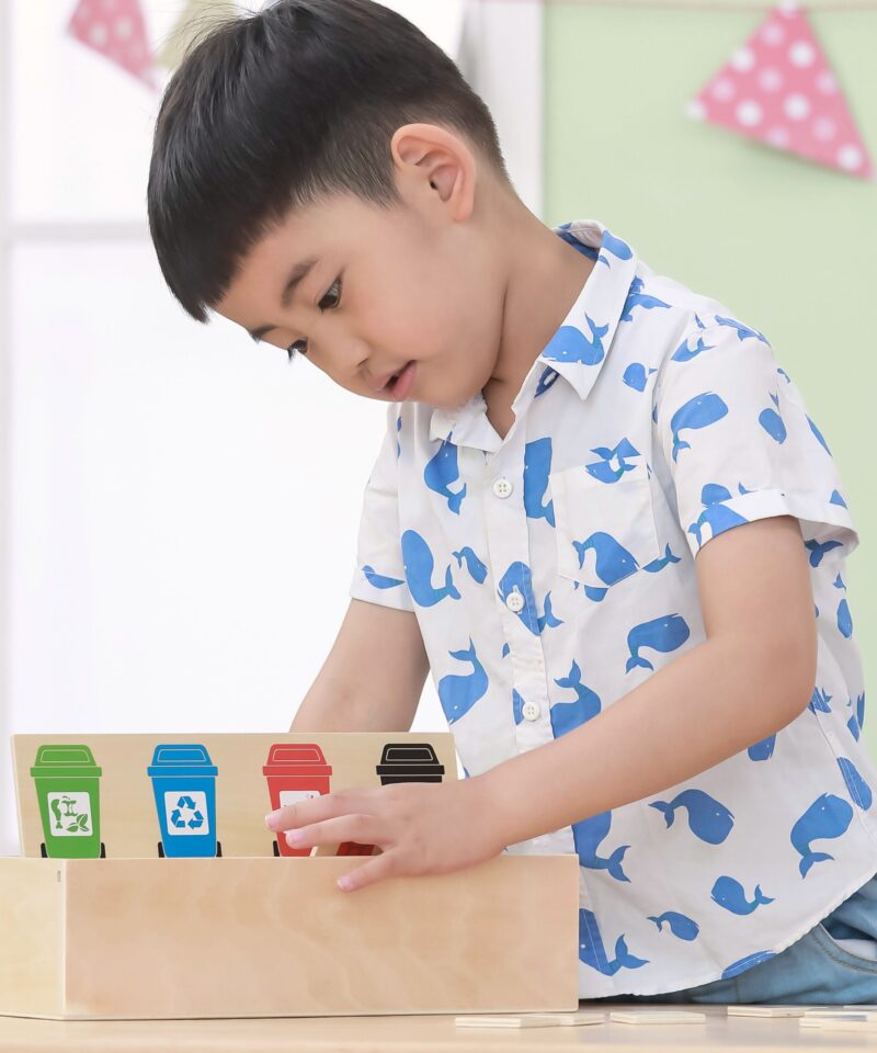 Lapsed mängivad puidust sorteerimismängu