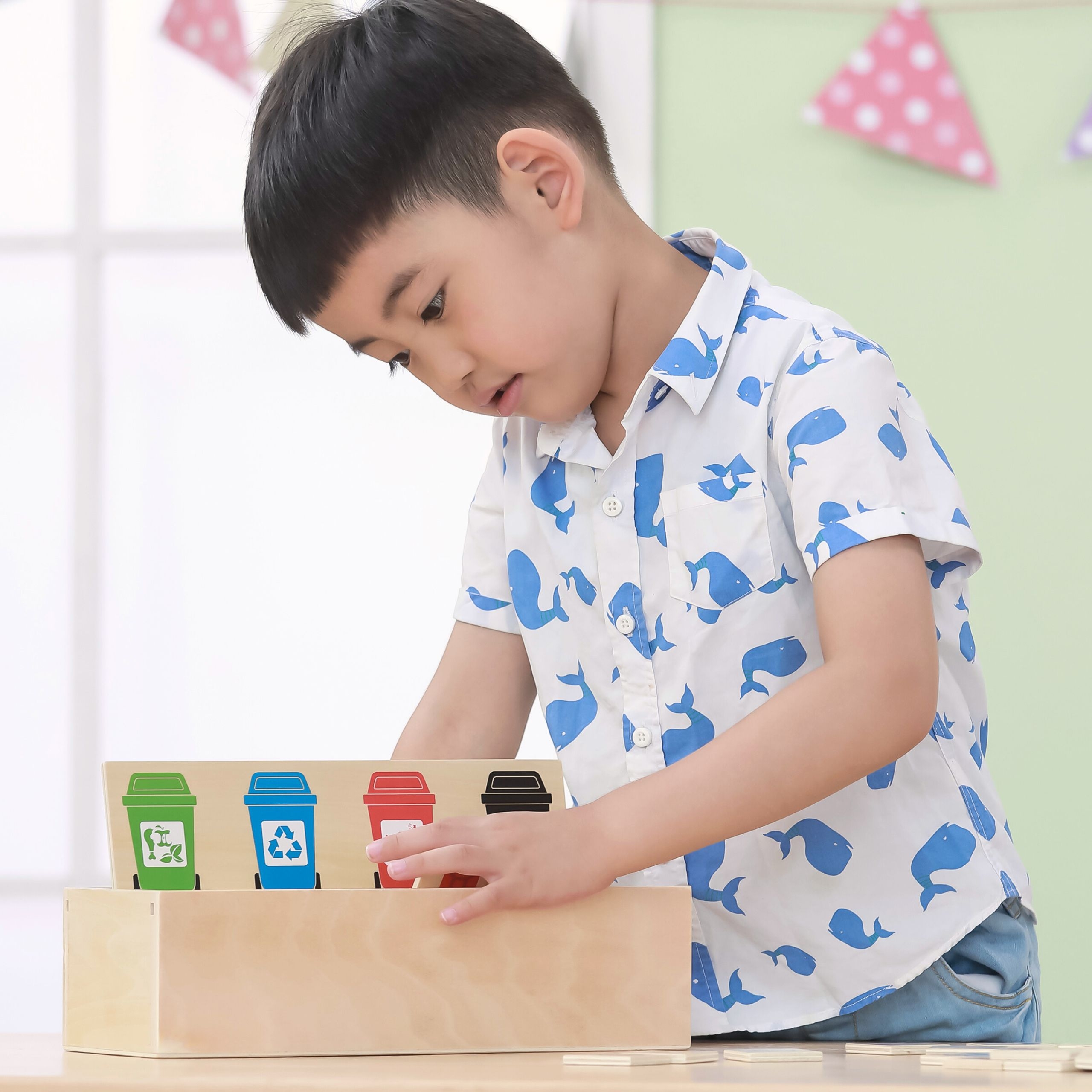 Lapsed mängivad puidust sorteerimismängu