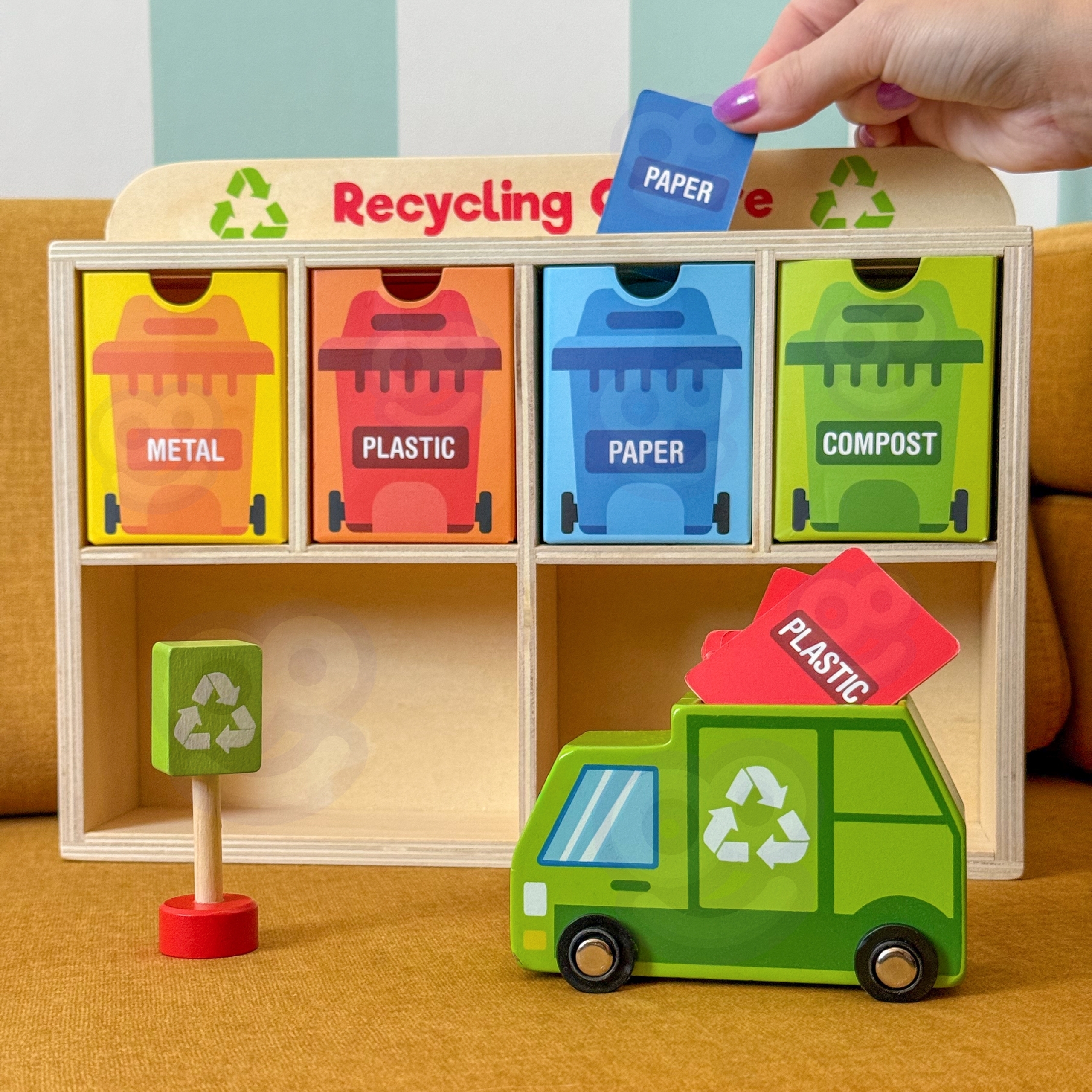 Värvikad konteinerid ja prügiauto