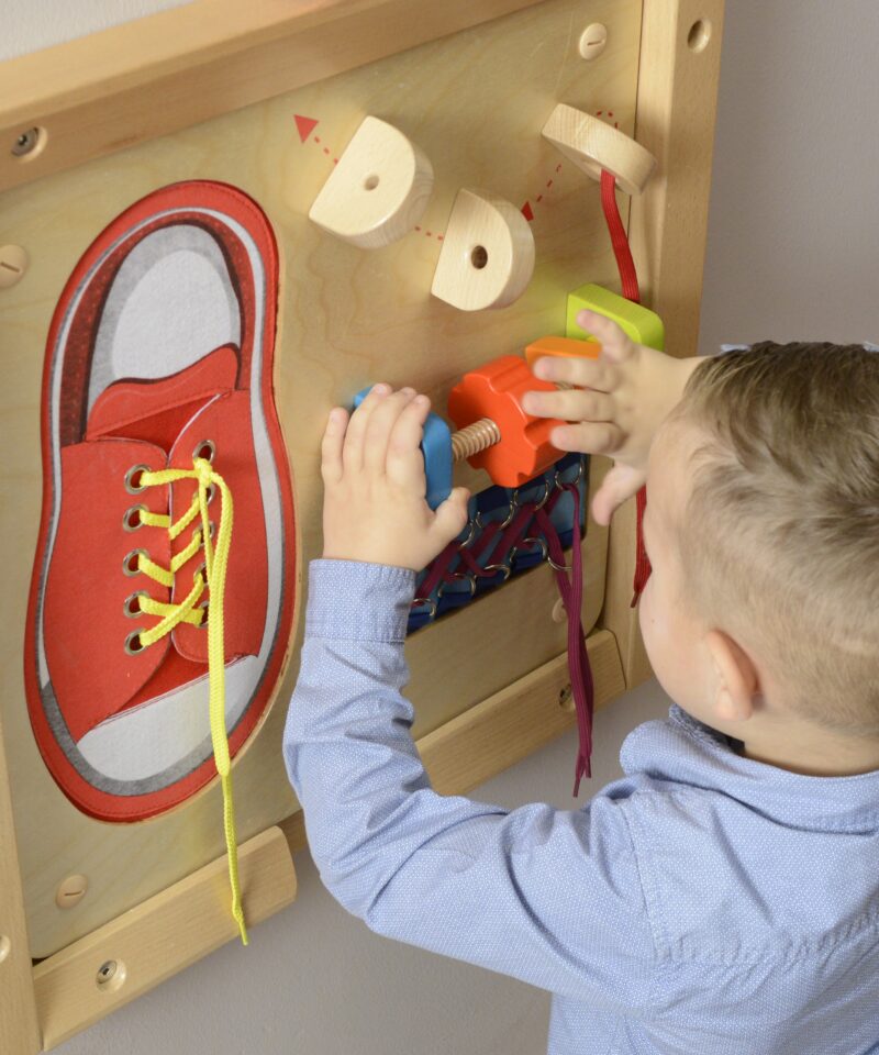 Värvilised puidust nupud motoorikalaul