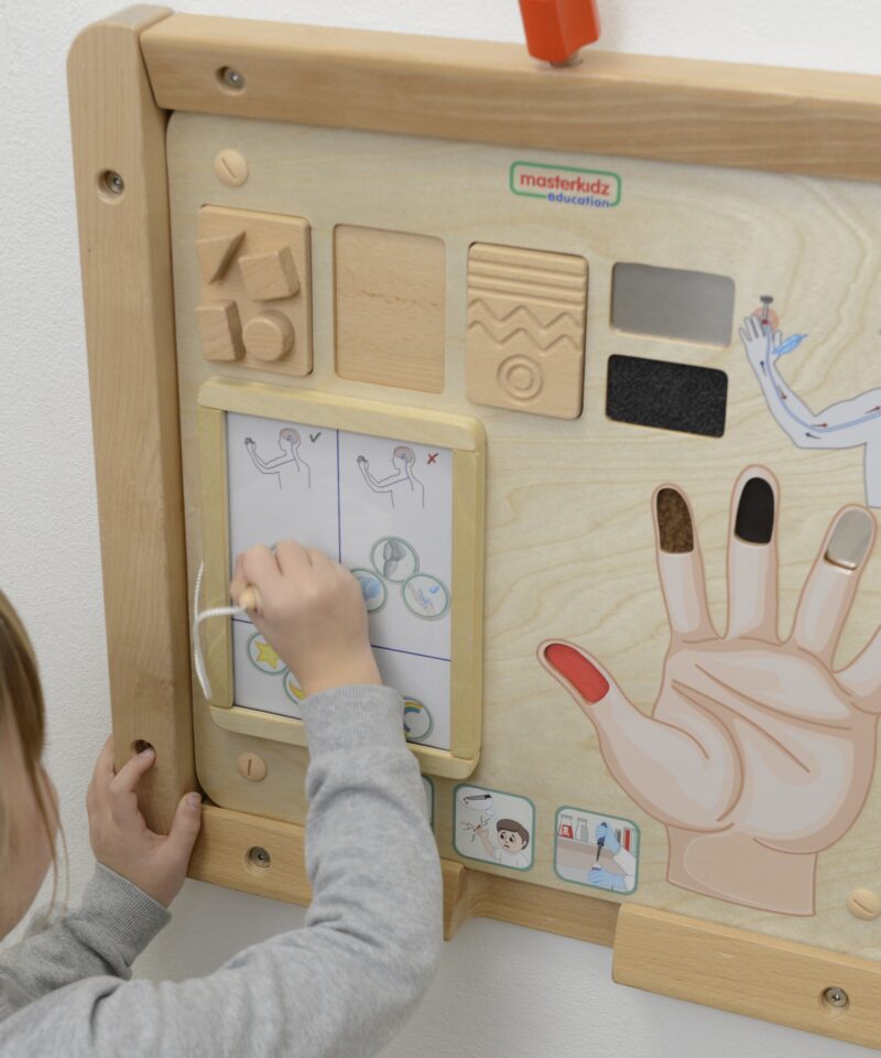 Laste õppelaud erinevate tekstuuridega