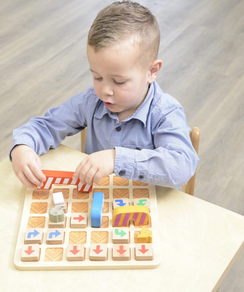 Õpetab lastele juhiseid ja suundi