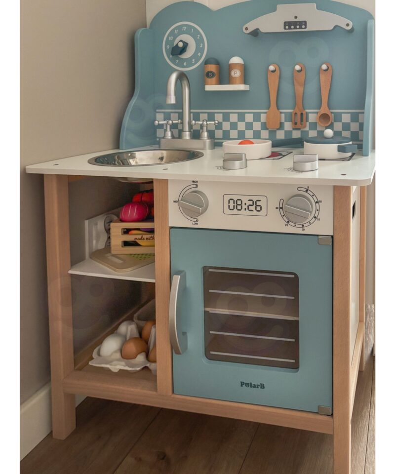 Laste köök, kus on valamu ja pliit