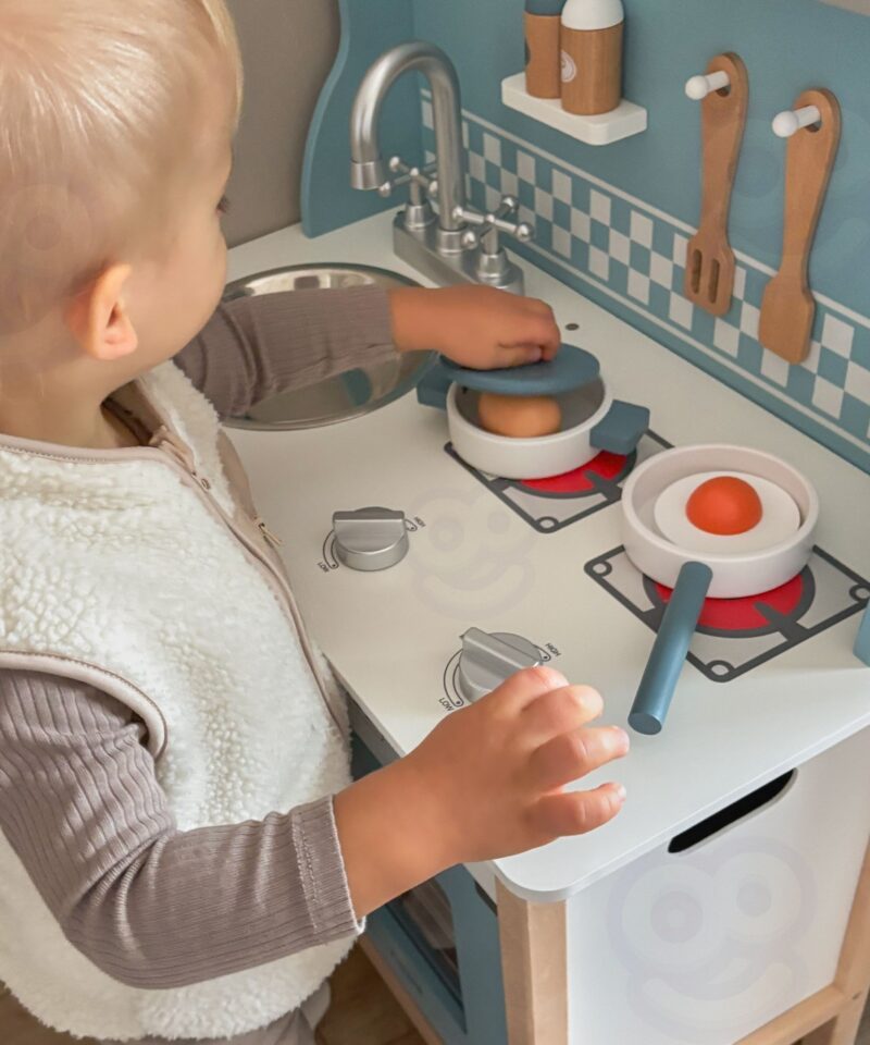 Mänguköök, mis sisaldab soola ja pipra topse