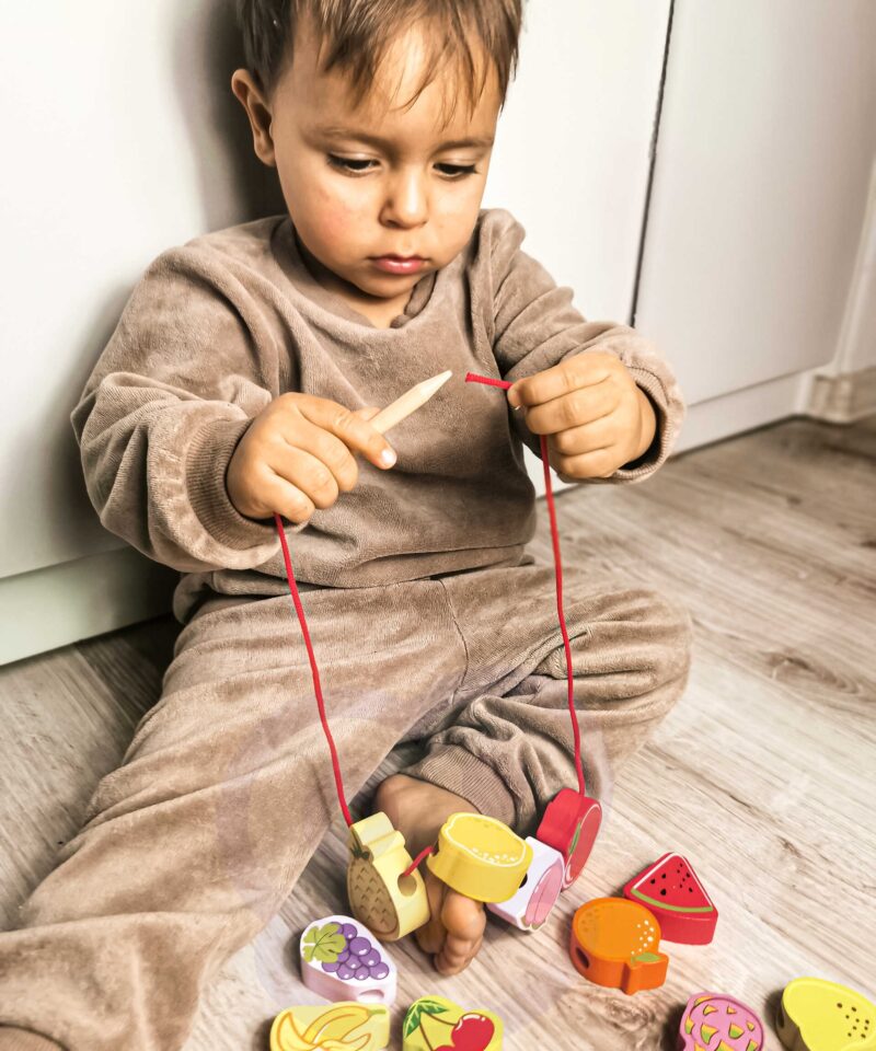 Värvilised puidust puuviljade helmed