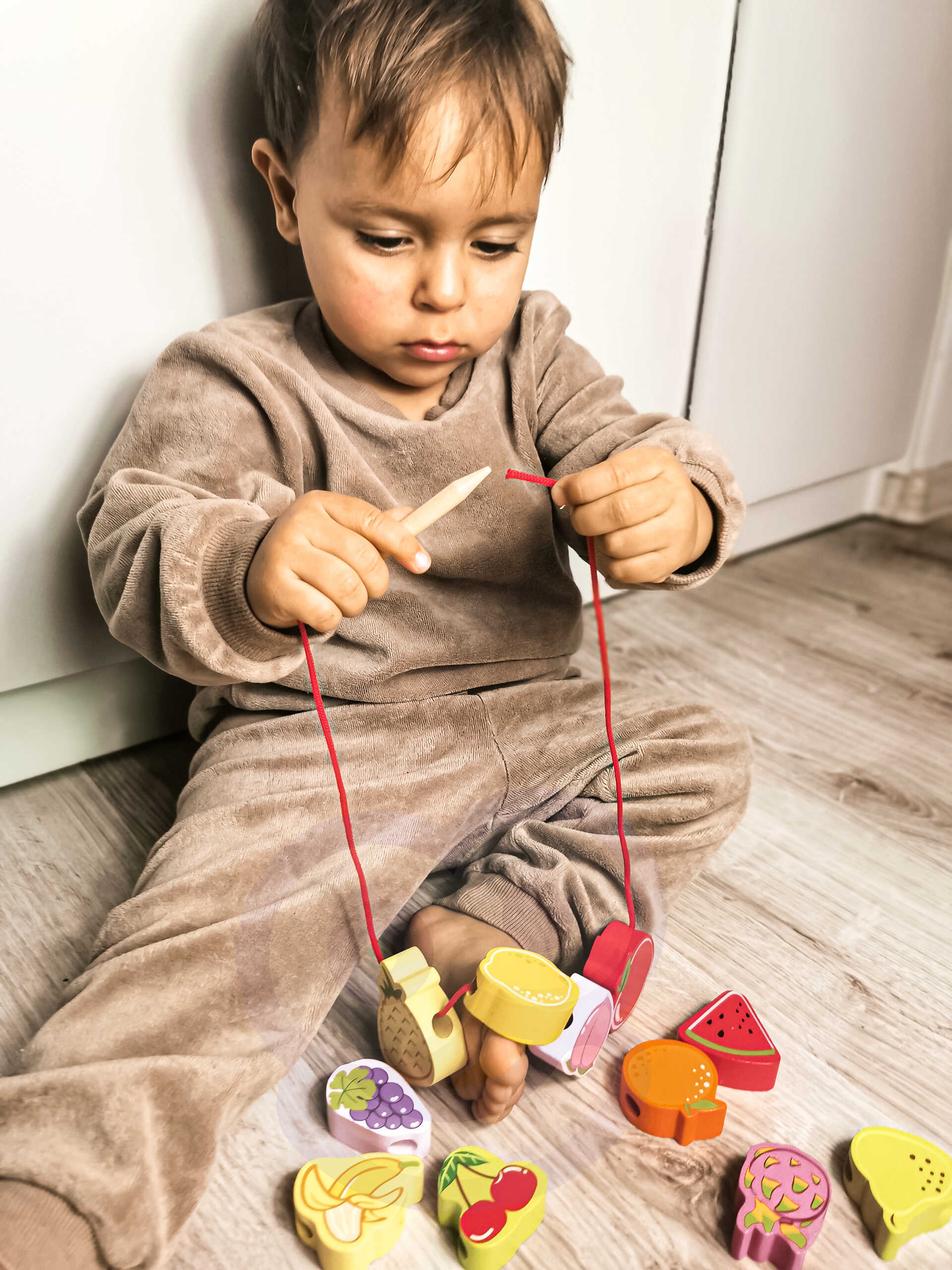 Värvilised puidust puuviljade helmed