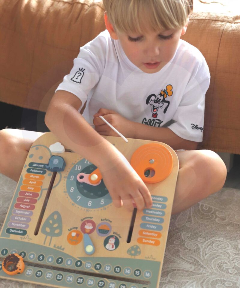 Hariv kell ja kalender puidust