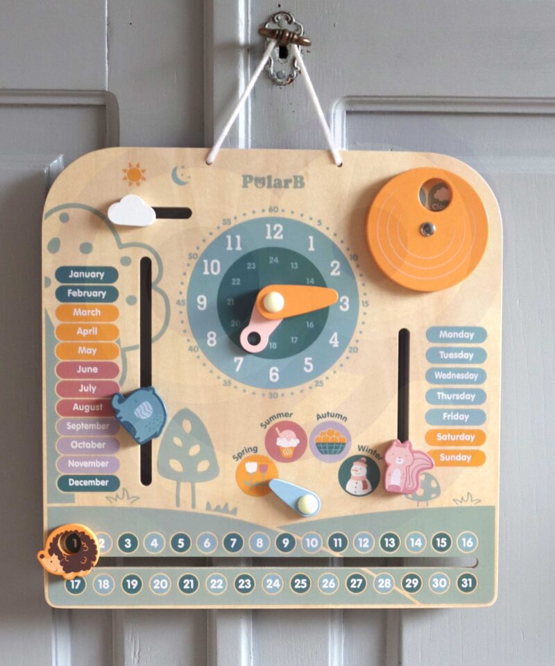 Lastele mõeldud puidust kalender ja kell