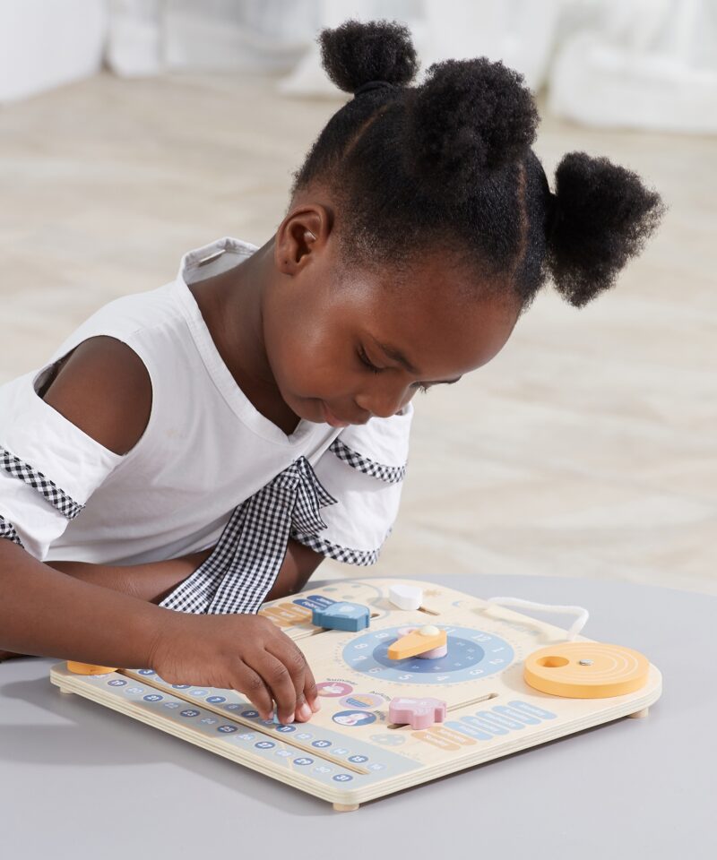 Puidust kell ja kalender aja õppimiseks