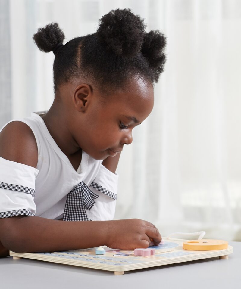 Puidust kell ja kalender aja õppimiseks