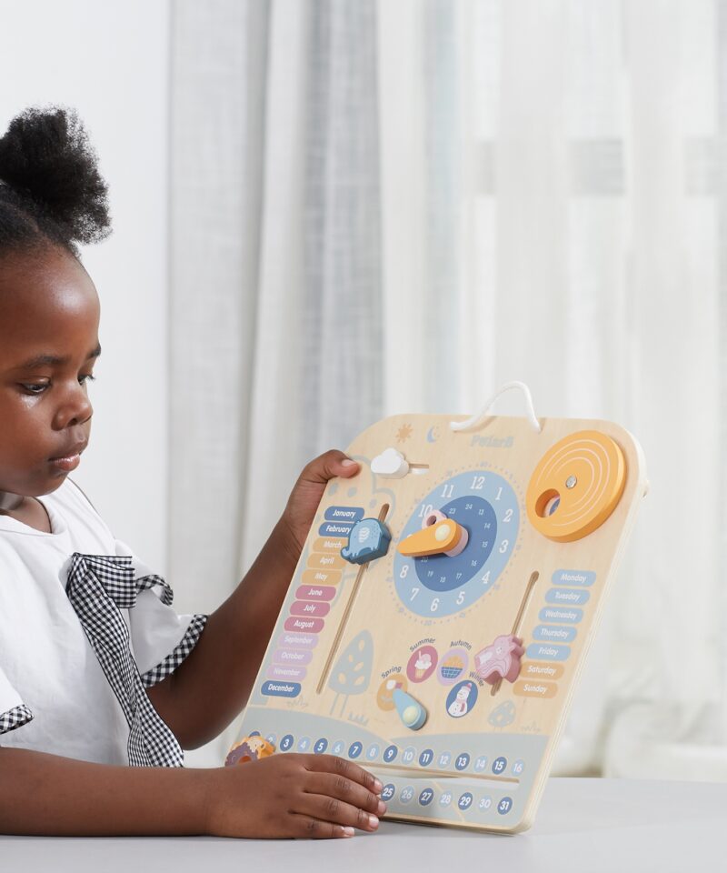 Puidust kell ja kalender aja õppimiseks