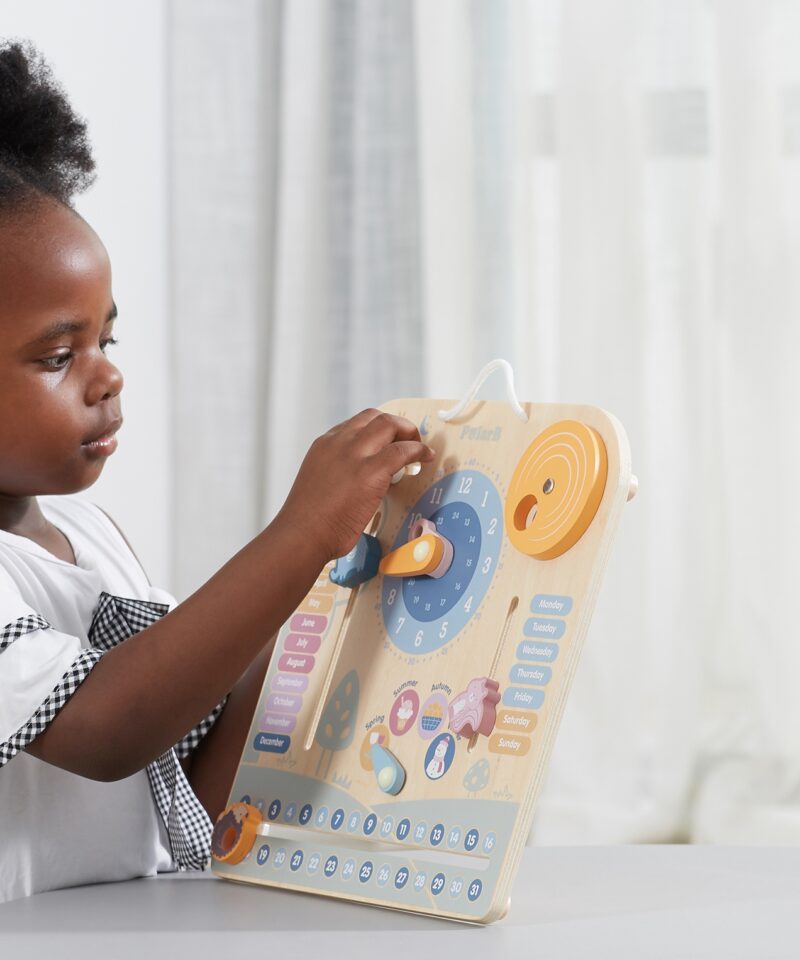 Puidust kell ja kalender aja õppimiseks