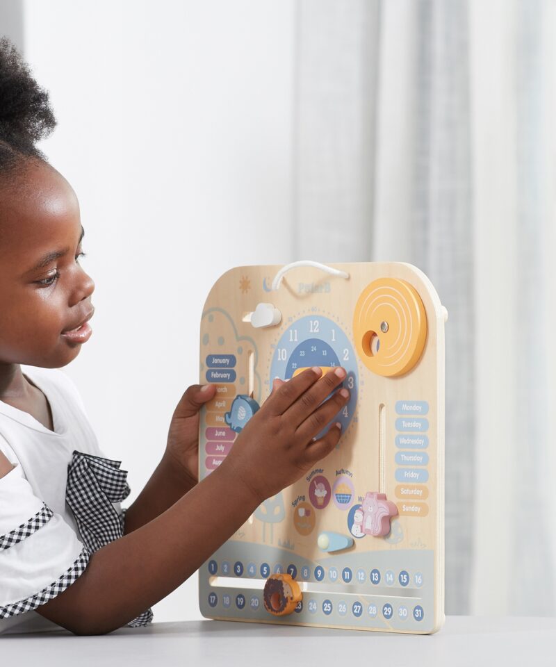Puidust kell ja kalender aja õppimiseks