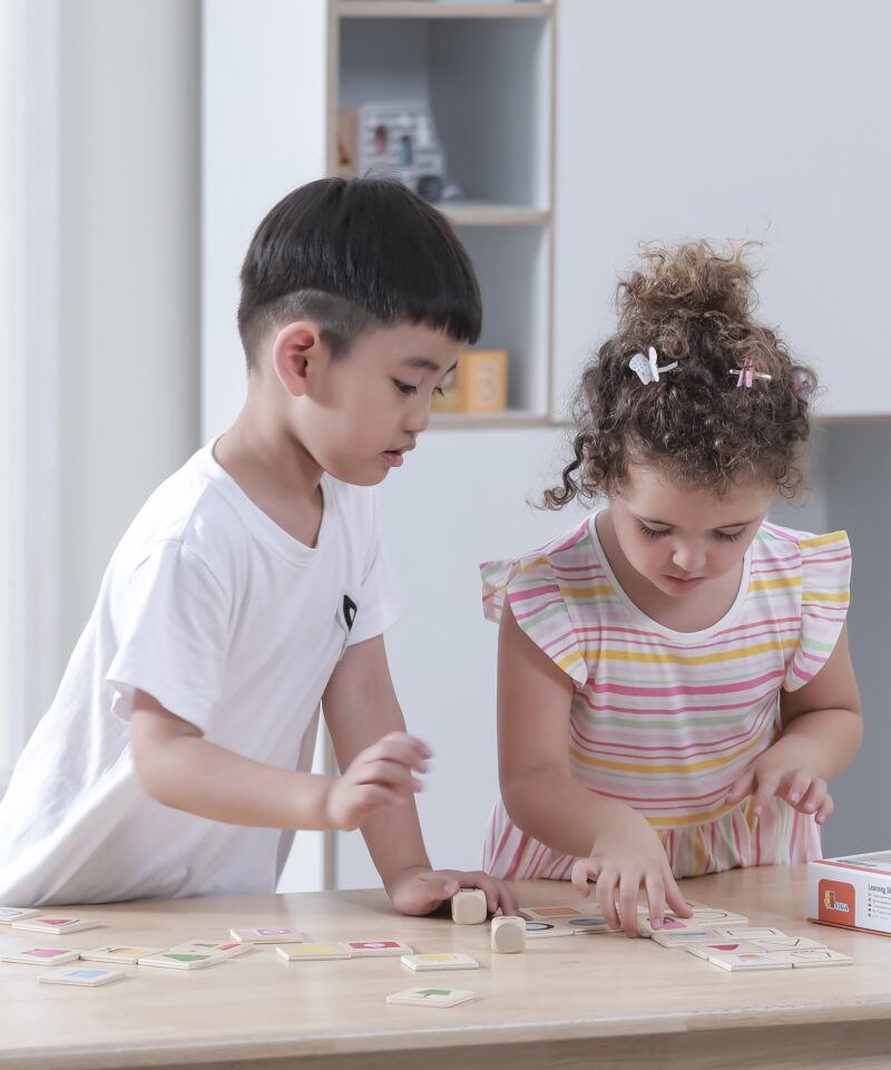 Kujundite sobitamine puidust mänguga