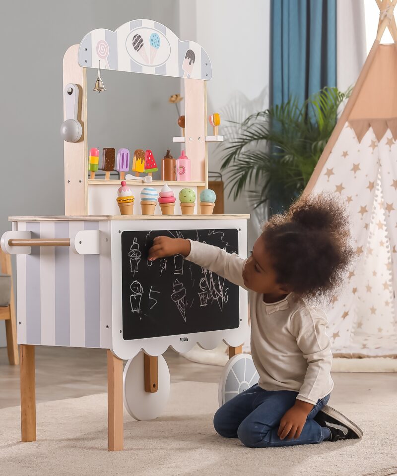 Mängupood koos pulgakommide ja jäätistega