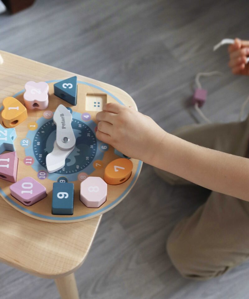 Pöögipuust valmistatud arendav mänguasi