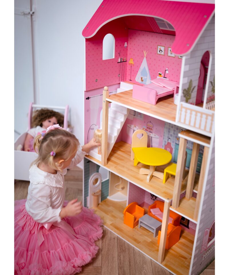 Puidust mängumaja erinevate tubadega