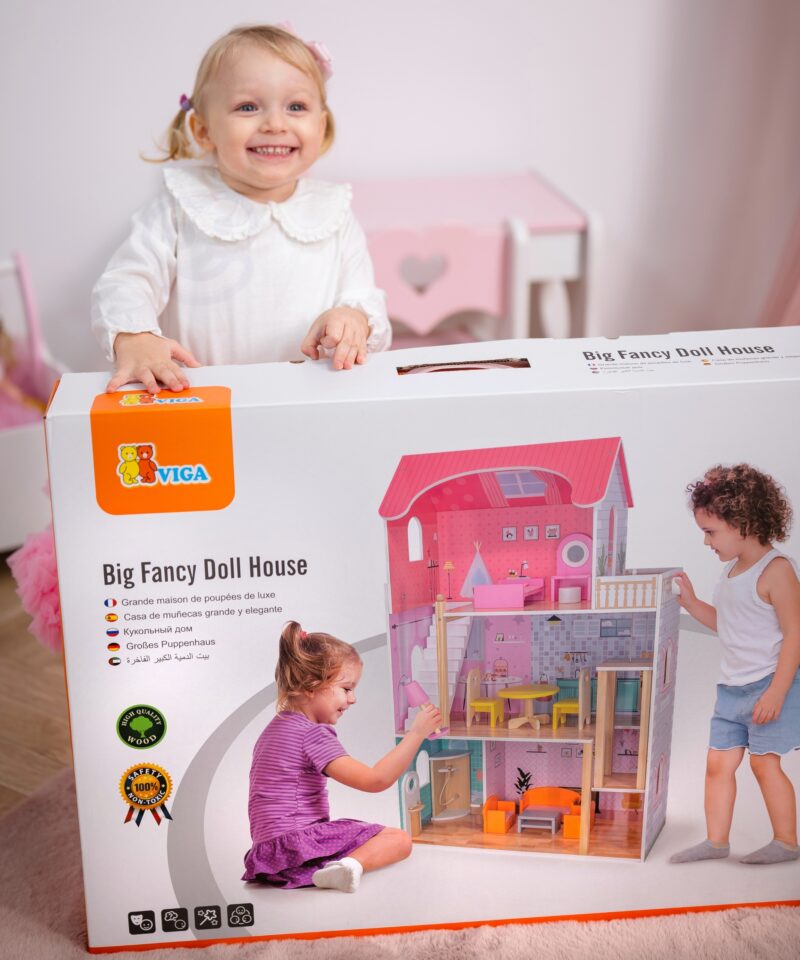 Loov mäng puidust nukumajas