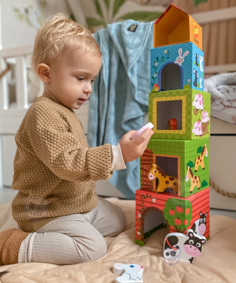 Lapsed mängivad loomakujukestega