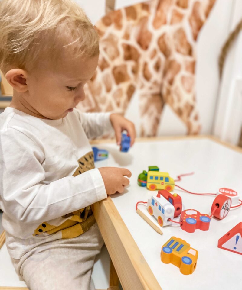 Lõnga põimimine puidust klotside kaudu