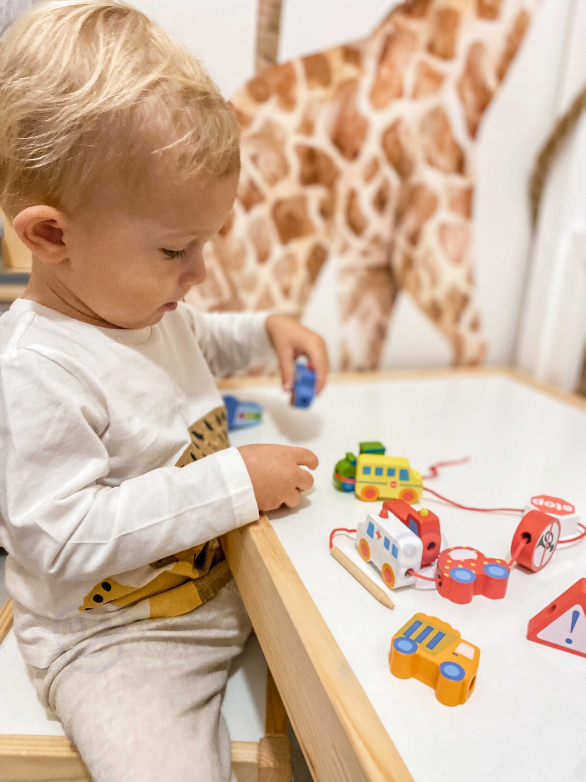 Lõnga põimimine puidust klotside kaudu