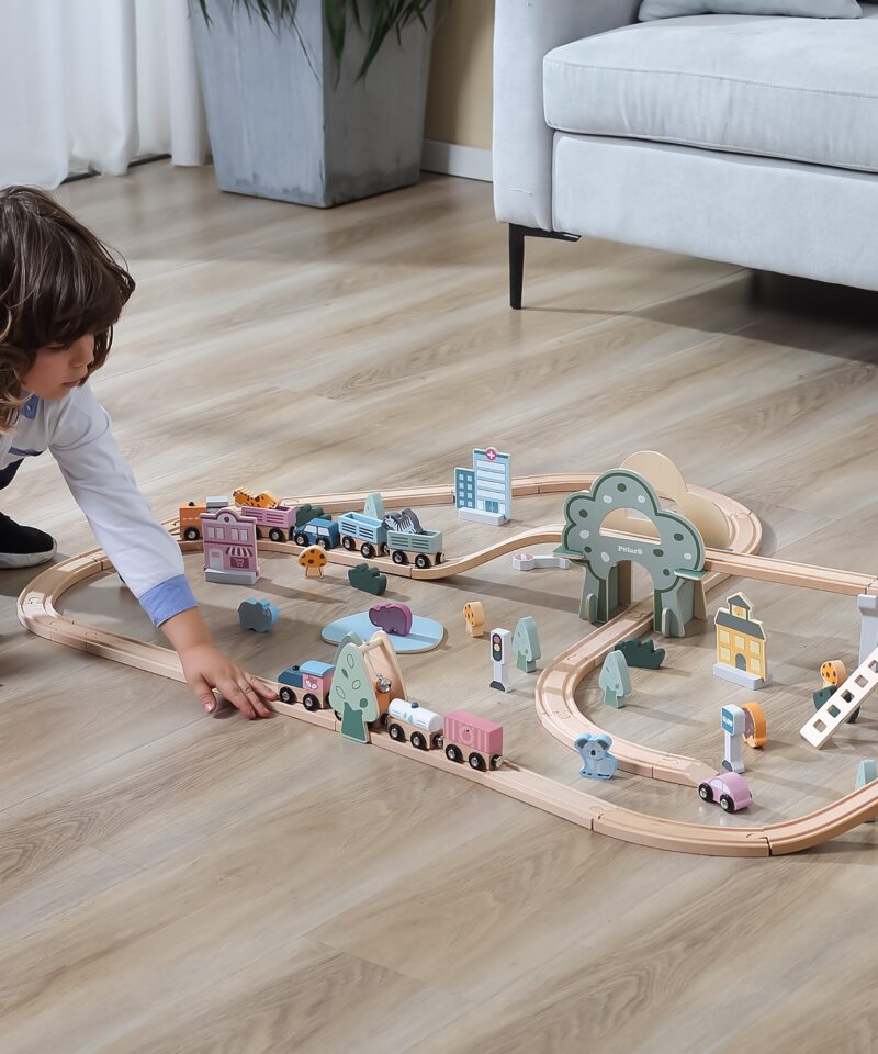 Lastele mõeldud puidust rong ja vagunid