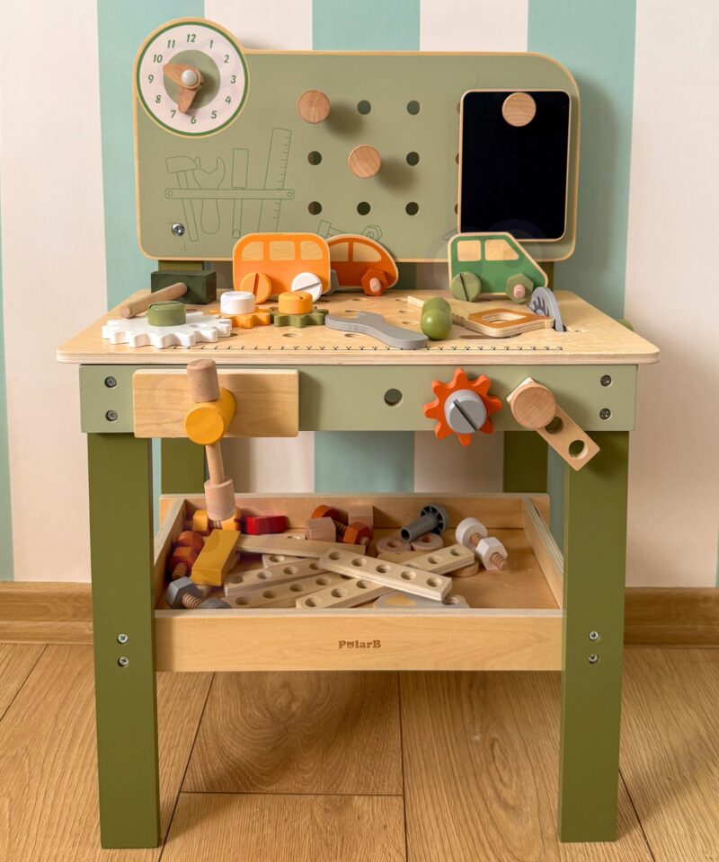 Sisaldab töölauda ja tööriistu