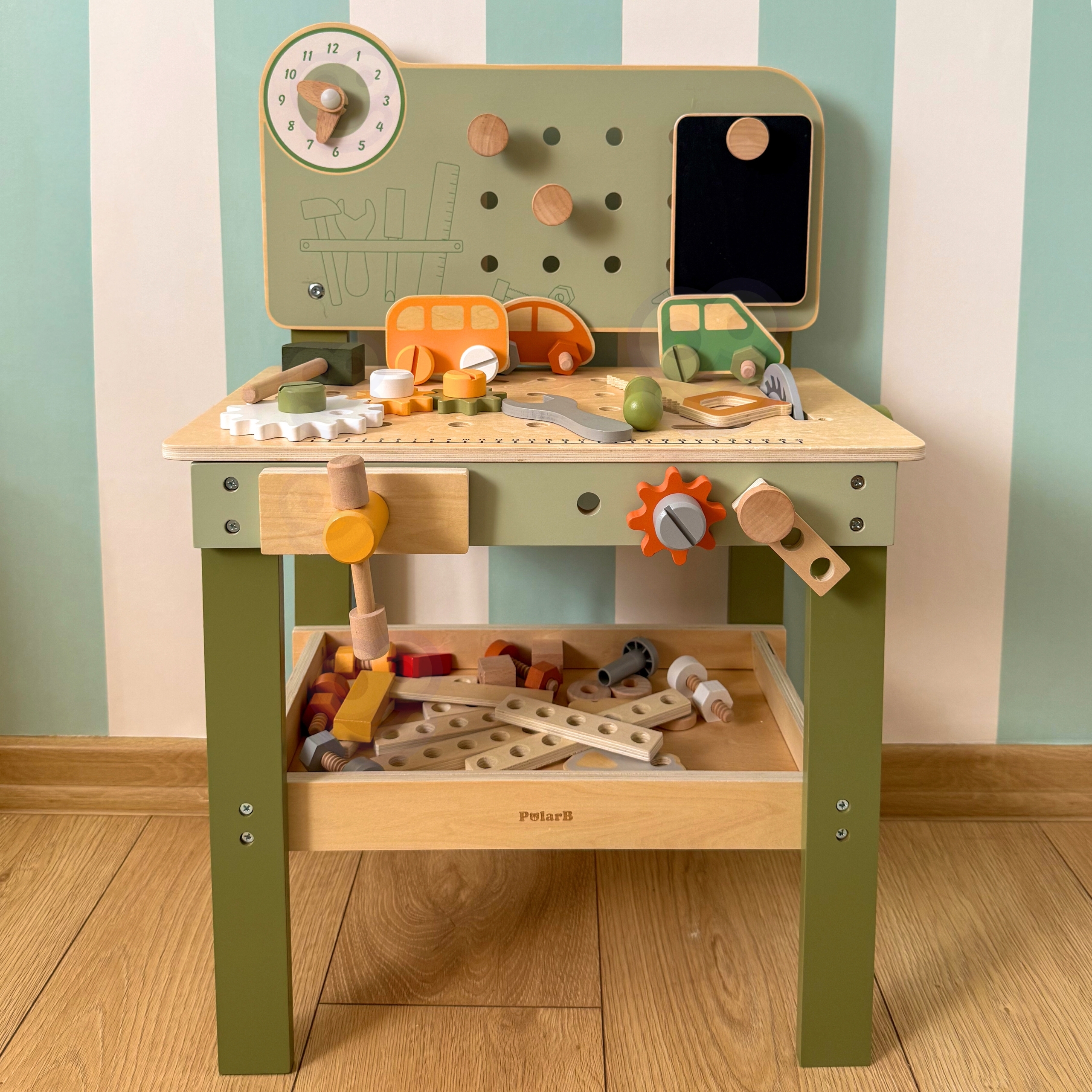 Sisaldab töölauda ja tööriistu