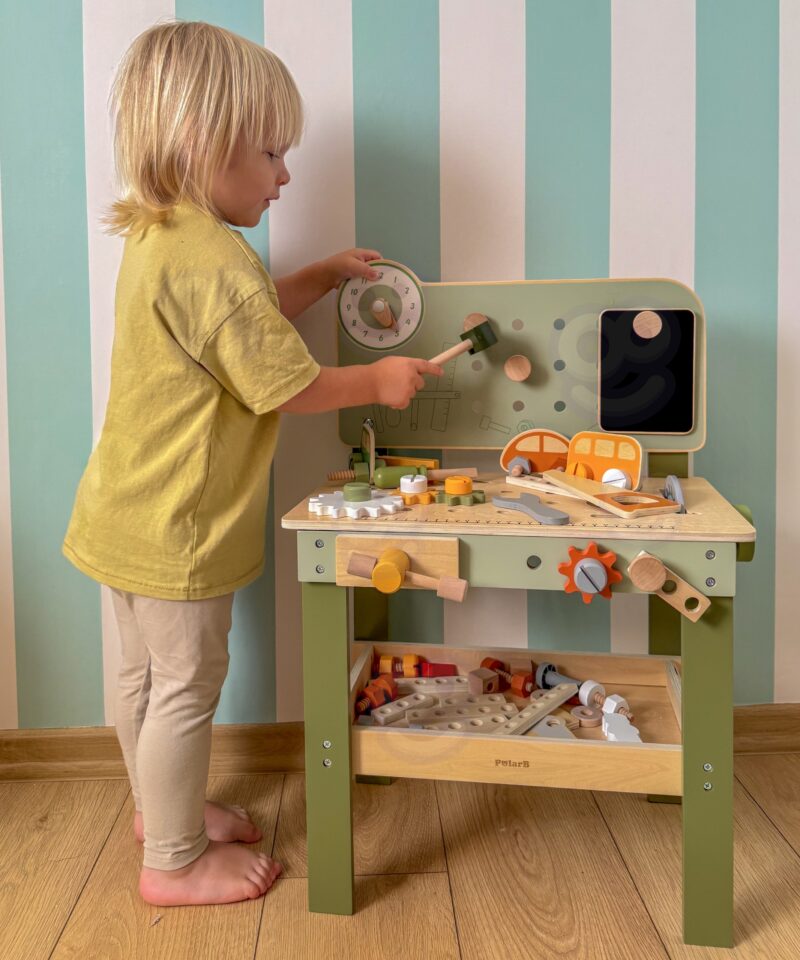 Sisaldab töölauda ja tööriistu