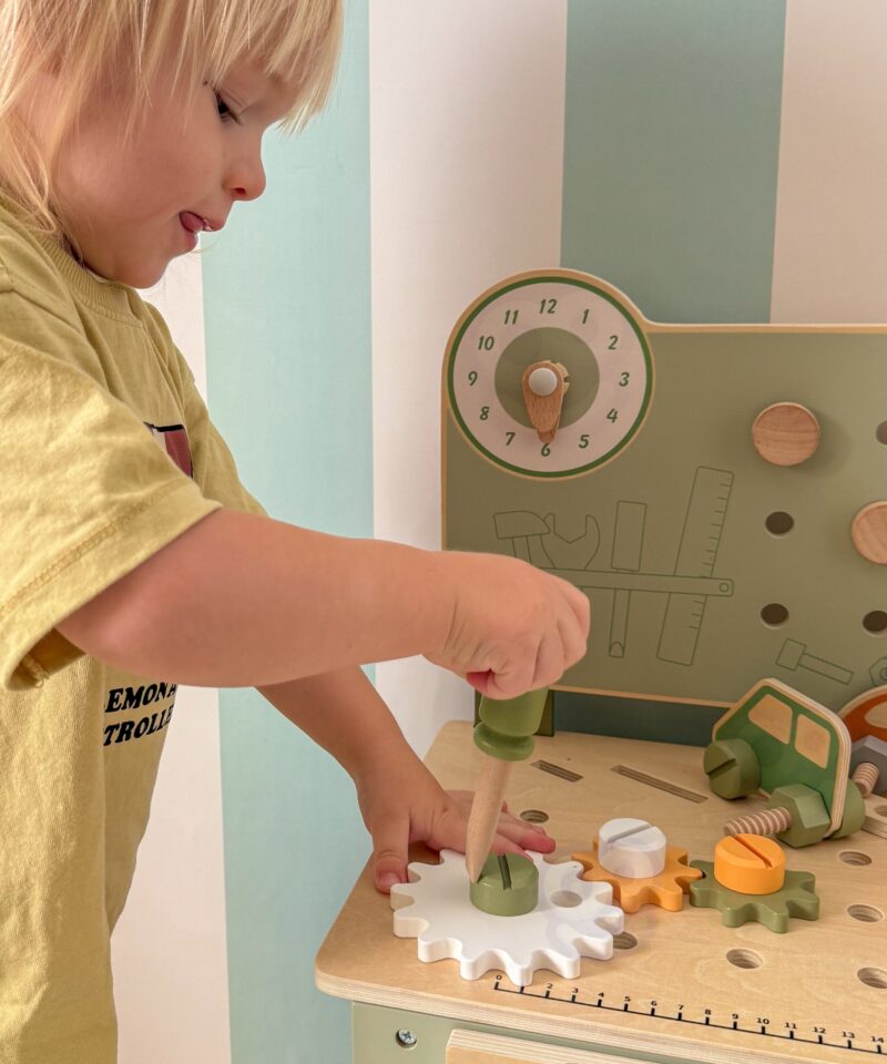 Sisaldab töölauda ja tööriistu