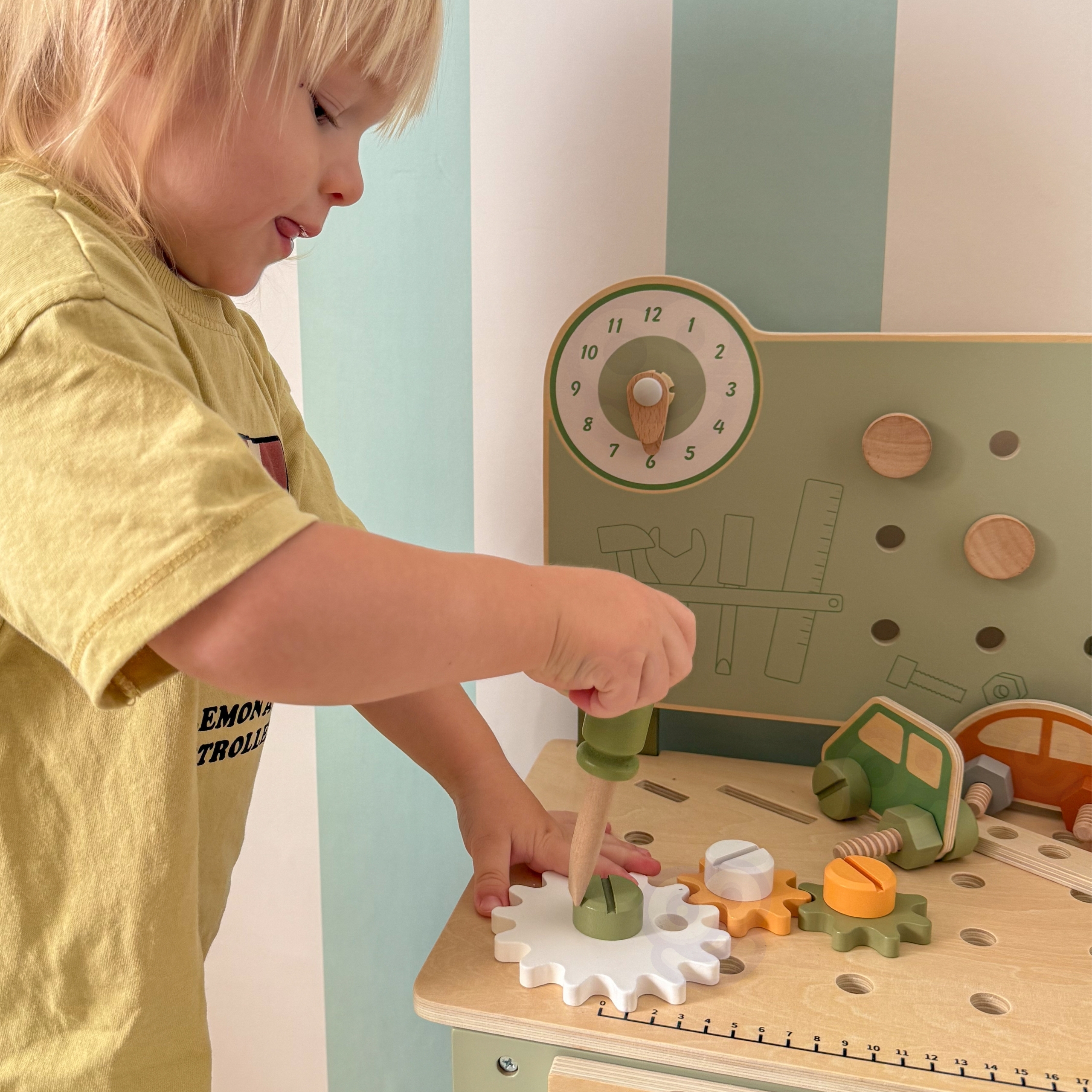 Sisaldab töölauda ja tööriistu