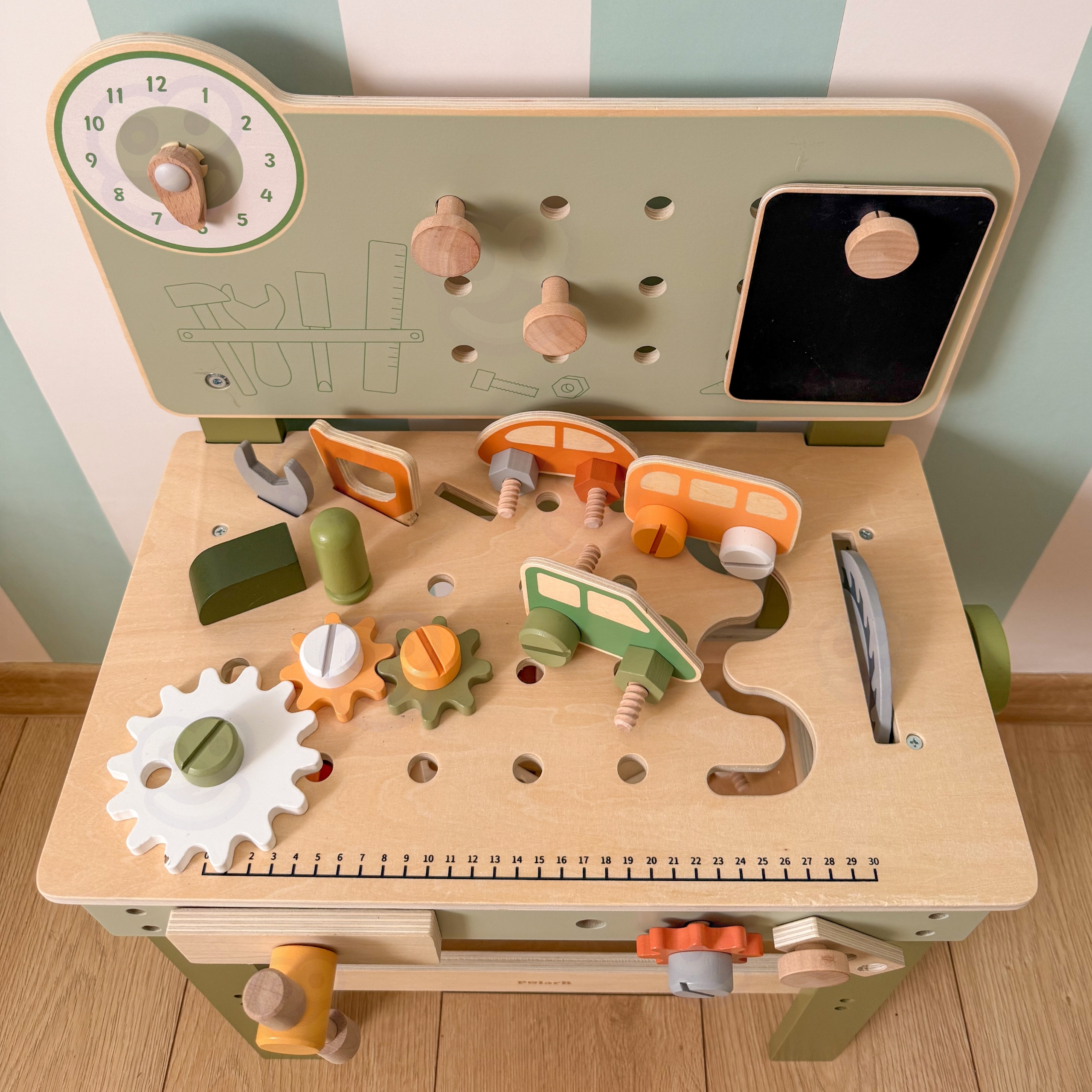 Sisaldab töölauda ja tööriistu