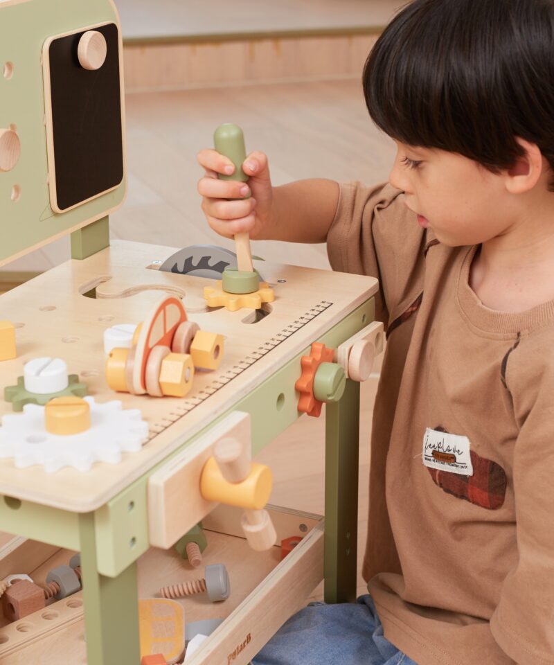 Sisaldab töölauda ja tööriistu