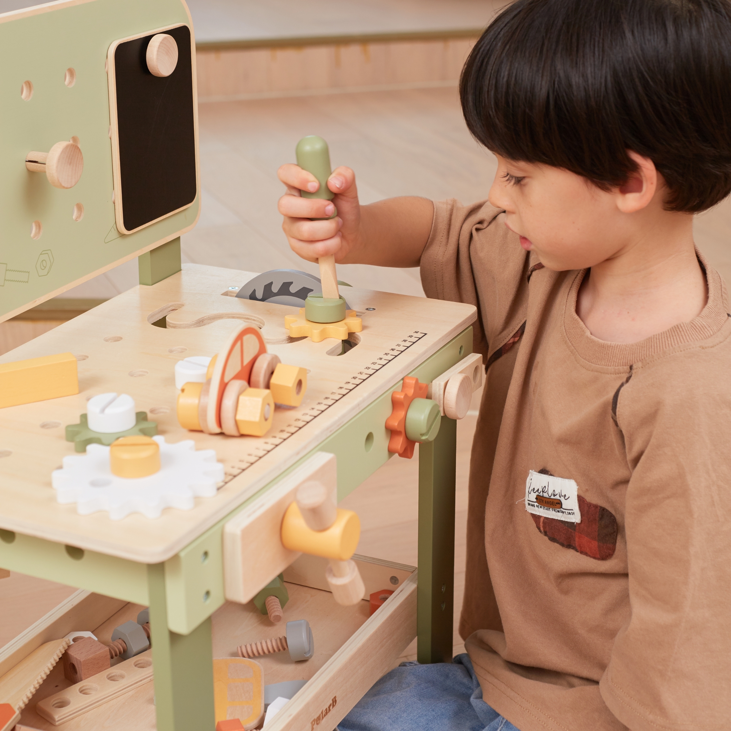 Sisaldab töölauda ja tööriistu