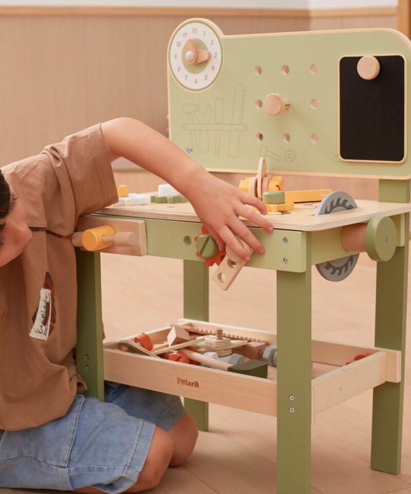 Sisaldab töölauda ja tööriistu