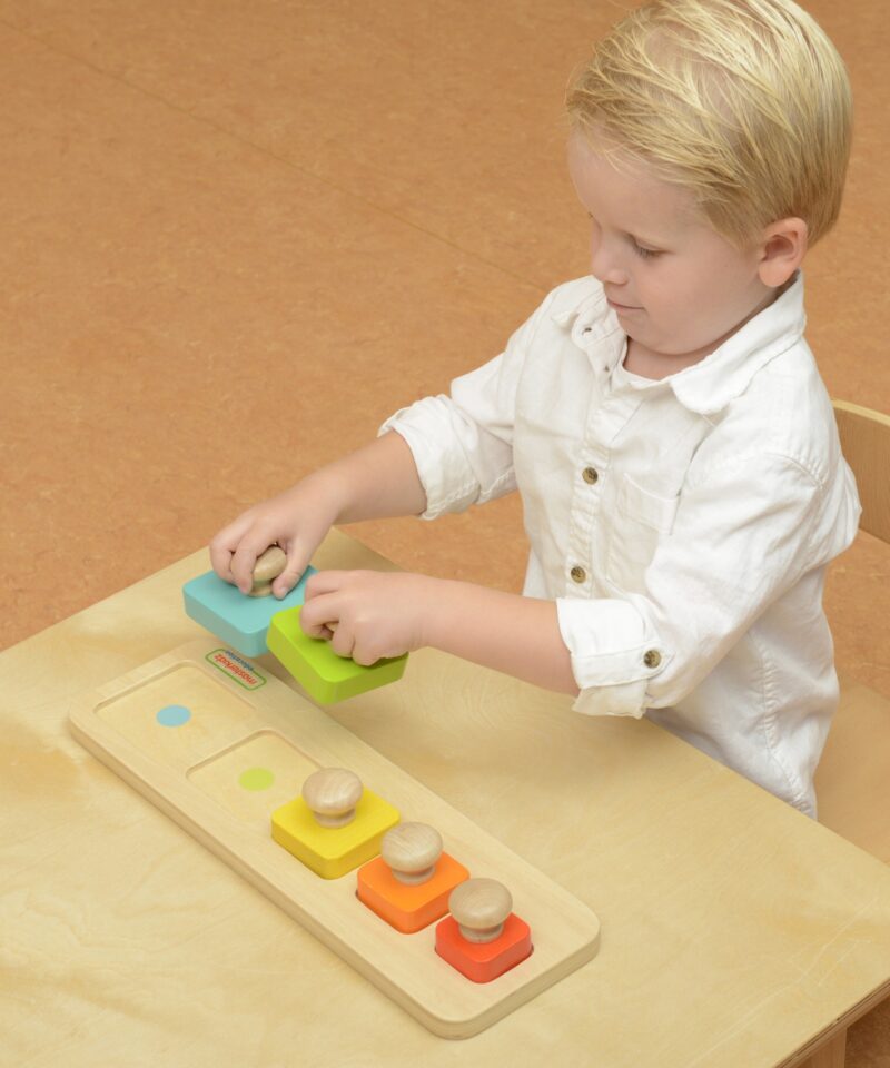 Viis erinevat värvi klotsi