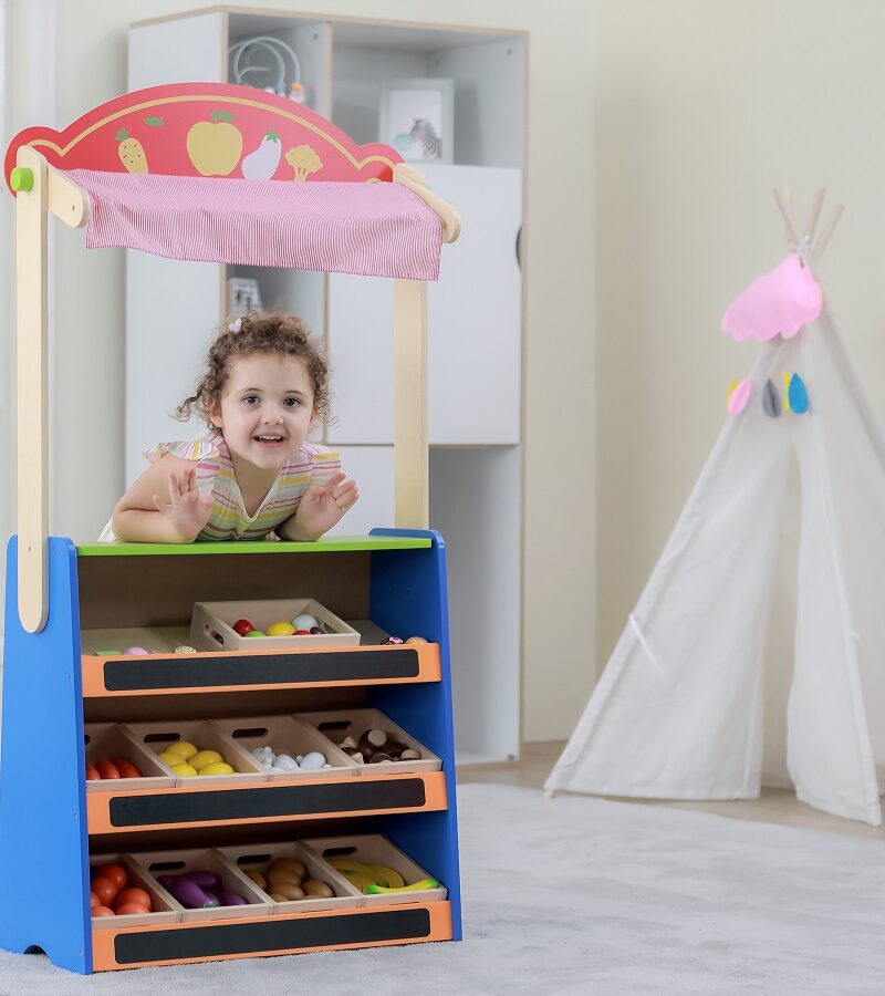 Lapsed mängimas teatri ja poega