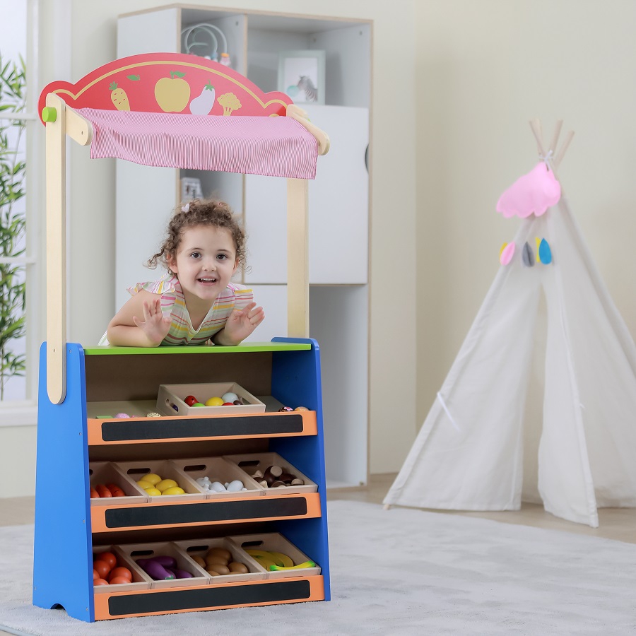 Lapsed mängimas teatri ja poega