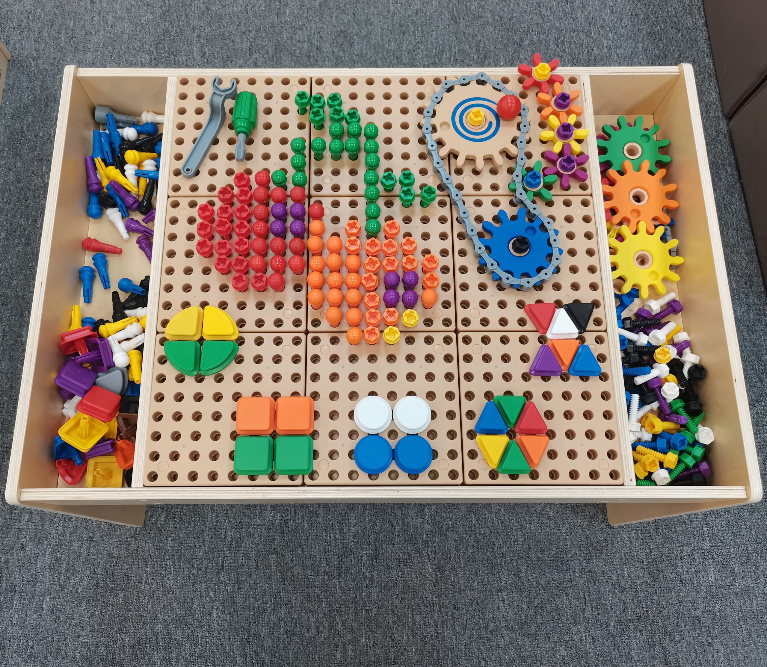 Mängulaud käeliste oskuste arendamiseks